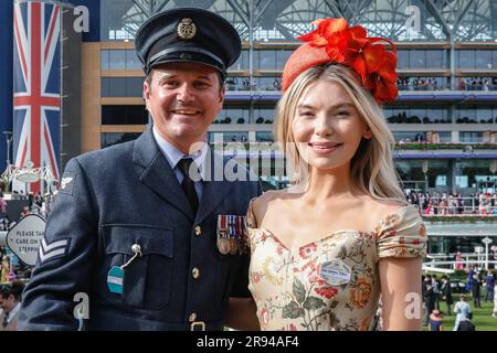 Ascot, Berkshire, Royaume-Uni. 23rd juin 2023. La Géorgie pose avec un militaire en uniforme qui l'a reconnue et qui souhaitait avoir une photo avec l'étoile. Georgia Toffolo, personnalité des médias et star de la télévision de 'Je suis une célébrité', également connu sous le nom de Toff, pose le jour 4 de Royal Ascot. La Géorgie est un visiteur régulier à Ascot. Credit: Imagetraceur/Alamy Live News Banque D'Images