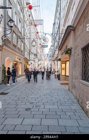 Salzbourg, Autriche - 27 décembre 2021 : Getreidegasse est une rue commerçante animée de l'Altstadt historique de Salzbourg, Autriche, classée au patrimoine mondial de l'UNESCO Banque D'Images