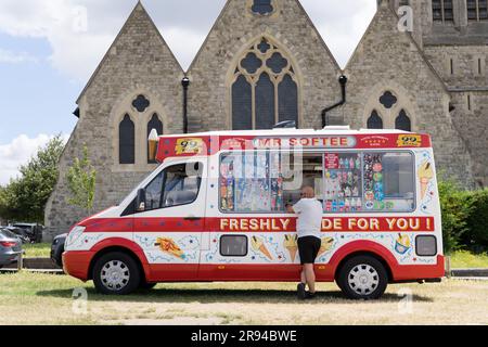 Londres, Royaume-Uni, 24th juin 2023. Minibus de glace vendant de la crème glacée au parc Blackheath, dans le sud-est de Londres, lors d'une chaude journée d'été. Credit: Xiu Bao/Alamy Live News Banque D'Images
