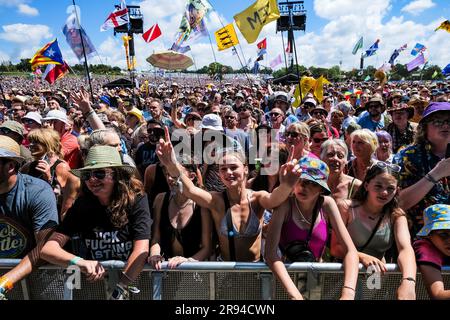 Glastonbury, Royaume-Uni. 24th juin 2023. L'atmosphère dans la foule comme Rick Astley photographié en train de jouer sur la scène principale de la pyramide pendant le Glastonbury 2023 à la ferme digne. Photo de Julie Edwards crédit: JEP Celebrity photos/Alamy Live News Banque D'Images