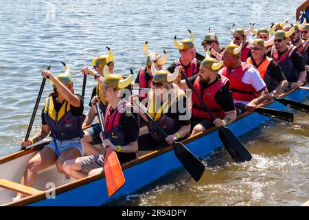 Poole, Dorset, Royaume-Uni. 24th juin 2023. Les foules se détournent pour soutenir la course de bateau-dragon de Poole sur le lac de navigation à Poole Park lors d'une journée chaude et ensoleillée. Crédit : Carolyn Jenkins/Alay Live News Banque D'Images