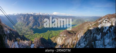 Lac Bohinj vu depuis la station de ski de Vogel. Parc national de Triglav, haute-Carniola, Slovénie. Les Alpes Juliennes en arrière-plan. Les câbles sur le le Banque D'Images