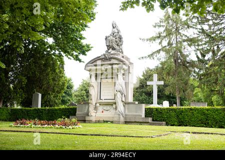 04 juin 2023, Autriche, Vienne. Tombes, statues et cryptes dans le cimetière central. Banque D'Images