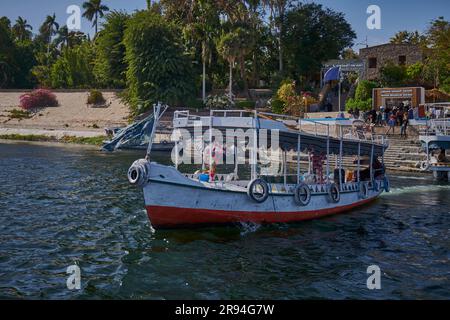 Fleuve du Nil à Assouan, Égypte photo de l'après-midi montrant des felouques et des bateaux dans le fleuve devant l'entrée du jardin botanique d'Assouan Banque D'Images