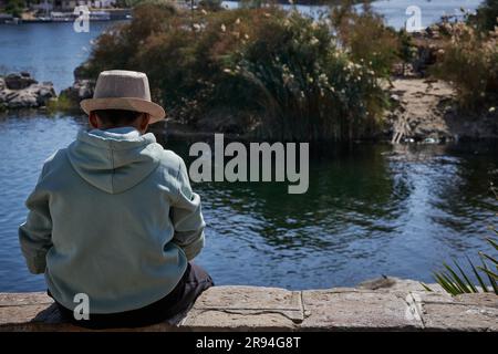 Fleuve du Nil à Assouan, Égypte photo de l'après-midi montrant la vue du jardin botanique d'Assouan avec des feluccas et des bateaux dans le fleuve Banque D'Images