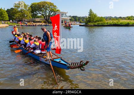 Poole, Dorset, Royaume-Uni. 24 juin 2023. Les foules viennent soutenir la course de bateaux-dragons de Poole, course de bateaux-dragons de Poole, sur le lac de plaisance à Poole Park par une chaude journée ensoleillée. Crédit : Carolyn Jenkins/Alamy Live News Banque D'Images