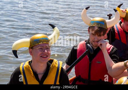 Poole, Dorset, Royaume-Uni. 24 juin 2023. Les foules viennent soutenir la course de bateaux-dragons de Poole, course de bateaux-dragons de Poole, sur le lac de plaisance à Poole Park par une chaude journée ensoleillée. Crédit : Carolyn Jenkins/Alamy Live News Banque D'Images