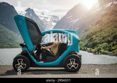 Tourisme caucasien exploration du comté de Vestland près de Stryn, Norvège en conduisant un petit véhicule électrique. Vue sur le glacier. Banque D'Images