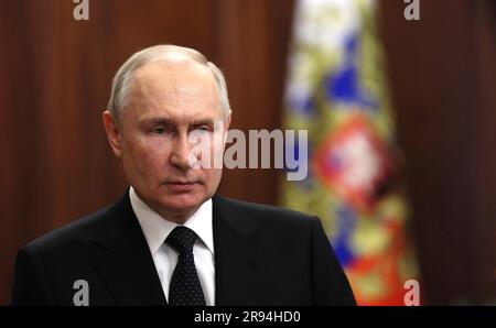 Moscou, Russie. 24th juin 2023. Le président russe Vladimir Poutine prononce un discours télévisé en direct à la nation après que le leader du mercenaire du Groupe Wagner, Yevgeny Prigozhin, ait lancé une rébellion armée contre le gouvernement russe, 24 juin 2023 à Moscou, en Russie. Prigozhin et ses combattants ont pris le contrôle de la ville sud de Rostov-sur-le-Don, y compris le quartier général militaire régional. Credit: Gavriil Grigorov/Kremlin Pool/Alamy Live News Banque D'Images