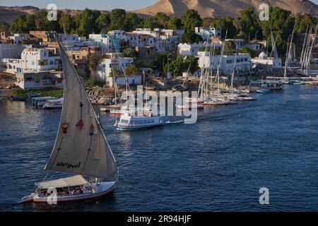 Rivière du Nil à Assouan, Égypte, après-midi photo montrant des feluccas et des bateaux dans le fleuve avec l'île éléphantine (site classé au patrimoine mondial de l'UNESCO) Banque D'Images