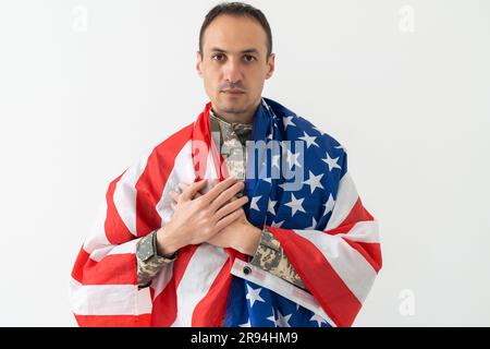 militaire américain drapeau. homme officier en uniforme de camouflage. Concept de militaire, armée. Banque D'Images