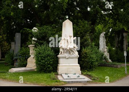 04 juin 2023, Autriche, Vienne. Tombes, statues et cryptes dans le cimetière central. Banque D'Images