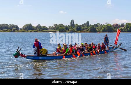 Poole, Dorset, Royaume-Uni. 24 juin 2023. Les foules viennent soutenir la course de bateaux-dragons de Poole, course de bateaux-dragons de Poole, sur le lac de plaisance à Poole Park par une chaude journée ensoleillée. Crédit : Carolyn Jenkins/Alamy Live News Banque D'Images