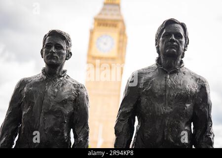 Une sculpture appelée tout ce que l'on peut dire, Qui présente des figures de bronze grandeur nature de lanceurs d'alerte (gauche-droite) Edward Snowden, Julian Assange et Chelsea Manning (non photographiés) , chacun debout sur leur propre chaise, est dévoilé sur la place du Parlement, Londres, lors d'une protestation visant à intensifier les demandes de libération de prison du fondateur de WikiLeaks Julian Assange. Les militants et les partisans défileront dans le centre de Londres alors qu'Assange sera extradé vers les États-Unis, où il craint d'être emprisonné pour le reste de sa vie. Date de la photo: Samedi 24 juin 2023. Banque D'Images