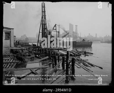 Retrait d'une portion de CoB Dock, look Northeast, Monthly Progress photo, Contrat 1431, The Int. Société de construction, entrepreneur. Négatifs en plaques de verre de la construction et de la réparation de bâtiments, d'installations et de navires au New York Navy Yard. Banque D'Images