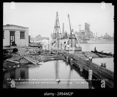 Retrait d'une portion de CoB Dock, regarder vers le Nord, mensuel Progress photo, l'Int. NAT. Société de construction, entrepreneur. Négatifs en plaques de verre de la construction et de la réparation de bâtiments, d'installations et de navires au New York Navy Yard. Banque D'Images