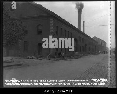 Photo de progrès mensuel, Nouveau trottoir sur l'avenue Morris le long du bâtiment latéral 29, vue du Nord-Ouest, Yard Labour. Négatifs en plaques de verre de la construction et de la réparation de bâtiments, d'installations et de navires au New York Navy Yard. Banque D'Images