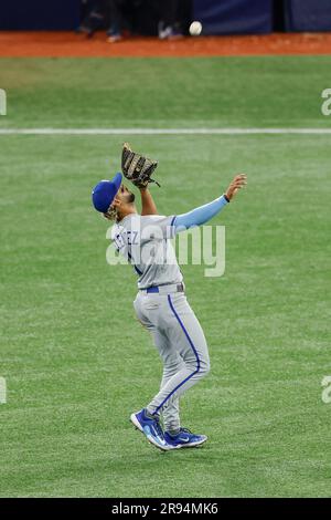 St. Petersburg, FL USA; le fieleur droit des Kansas City Royals, MJ Melendez (1), attrape un ballon au large de la chauve-souris du premier baseur des Tampa Bay Rays, Harold Ramirez Banque D'Images