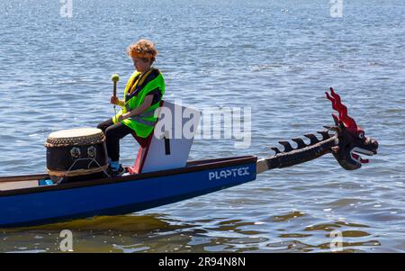 Poole, Dorset, Royaume-Uni. 24 juin 2023. Les foules viennent soutenir la course de bateaux-dragons de Poole, course de bateaux-dragons de Poole, sur le lac de plaisance à Poole Park par une chaude journée ensoleillée. Crédit : Carolyn Jenkins/Alamy Live News Banque D'Images