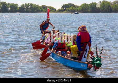 Poole, Dorset, Royaume-Uni. 24 juin 2023. Les foules viennent soutenir la course de bateaux-dragons de Poole, course de bateaux-dragons de Poole, sur le lac de plaisance à Poole Park par une chaude journée ensoleillée. Crédit : Carolyn Jenkins/Alamy Live News Banque D'Images