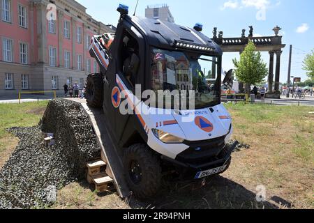 Potsdam, Allemagne. 24th juin 2023. Les visiteurs de la « Journée de la protection civile » à Potsdam se rendent dans un véhicule de la Défense civile sur un parcours d'essai. A 1 h, les sirènes ont sonné dans toute la ville de Potsdam pour une alerte test : avec le gouvernement fédéral, le Brandebourg a organisé la première « Journée de la protection civile » dans la capitale de l'État. Toujours à 1 h, un avertissement d'essai a été émis sur les téléphones cellulaires dans la région de la ville. Dans le centre-ville, les pompiers, la police, les Forces armées fédérales allemandes, l'Agence fédérale de secours technique et d'autres organisations d'aide étaient représentés. Crédit : Michael Bahlo/dpa/Alay Live News Banque D'Images