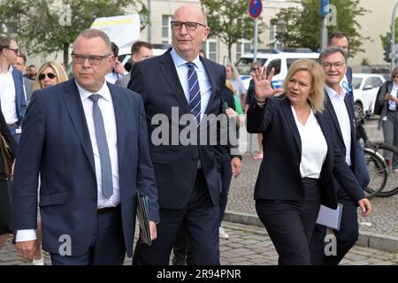 Potsdam, Allemagne. 24th juin 2023. La ministre fédérale de l'intérieur Nancy Faeser (SPD) visite la Journée de la protection civile à Potsdam.le ministre de l'intérieur de Brandebourg Michael Stübgen (CDU) et le président du ministre Dietmar Woidke (SPD) (de gauche à droite) ainsi que le maire de Potsdam Mike Schubert (SPD) (de droite) l'accompagnent. Crédit : Michael Bahlo/dpa/Alay Live News Banque D'Images