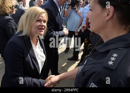 Potsdam, Allemagne. 24th juin 2023. La ministre fédérale de l'intérieur, Nancy Faeser (SPD), serre la main avec un policier fédéral. Faeser visite la Journée de la protection civile à Potsdam crédit: Michael Bahlo/dpa/Alamy Live News Banque D'Images