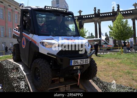 Potsdam, Allemagne. 24th juin 2023. Les visiteurs de la « Journée de la protection civile » à Potsdam se rendent dans un véhicule de la Défense civile sur un parcours d'essai. Crédit : Michael Bahlo/dpa/Alay Live News Banque D'Images
