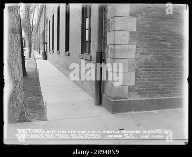 Progrès mensuel photo, Nouveau trottoir, côté nord-est, Bâtiment 12 (33), vue sud-est, Main-d'œuvre en cour. Négatifs en plaques de verre de la construction et de la réparation de bâtiments, d'installations et de navires au New York Navy Yard. Banque D'Images