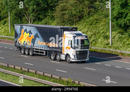 LE GROUPE BARNES Logistics sécurise l'entreposage et le stockage. 2018 Volvo FH, camion à flancs de rideaux circulant sur l'autoroute M6 du Grand Manchester, Royaume-Uni Banque D'Images