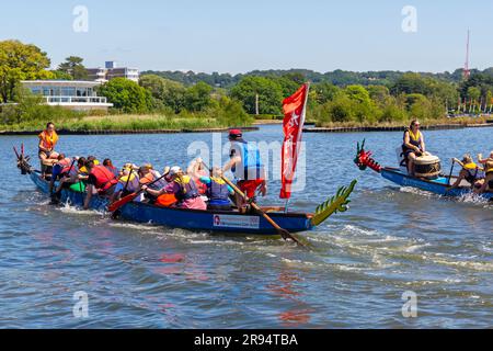 Poole, Dorset, Royaume-Uni. 24th juin 2023. Les foules se détournent pour soutenir la course de bateau-dragon de Poole sur le lac de navigation à Poole Park lors d'une journée chaude et ensoleillée. Crédit : Carolyn Jenkins/Alay Live News Banque D'Images