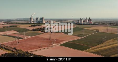 Vue aérienne des fiels de l'agriculture avec les centrales électriques au charbon Niederaussem et Neurath en arrière-plan Banque D'Images