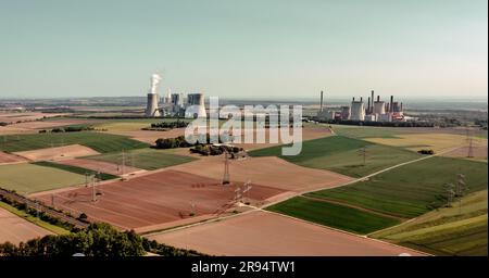 Vue aérienne des fiels de l'agriculture avec les centrales électriques au charbon Niederaussem et Neurath en arrière-plan Banque D'Images