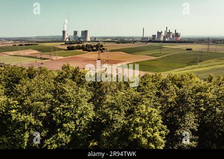 Vue aérienne des fiels de l'agriculture avec les centrales électriques au charbon Niederaussem et Neurath en arrière-plan Banque D'Images