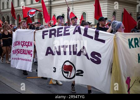 Munich, Allemagne. 22nd juin 2023. Environ 130 personnes se sont jointes à une manifestation de solidarité avec un militant anti-IAA qui a été condamné à 9 mois de prison. L'itinéraire initial a été raccourci et la police a accompagné les activistes à la maison. (Photo par Alexander Pohl/Sipa USA) crédit: SIPA USA/Alay Live News Banque D'Images