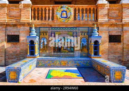 Séville, Espagne - 20 janvier 2023: Plaza de España. Décor en céramique aux couleurs vives représentant la région espagnole de Logroño ou Logrono. Banque D'Images