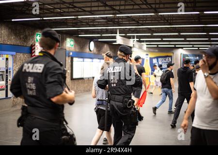 Munich, Allemagne. 22nd juin 2023. Environ 130 personnes se sont jointes à une manifestation de solidarité avec un militant anti-IAA qui a été condamné à 9 mois de prison. L'itinéraire initial a été raccourci et la police a accompagné les activistes à la maison. (Photo par Alexander Pohl/Sipa USA) crédit: SIPA USA/Alay Live News Banque D'Images