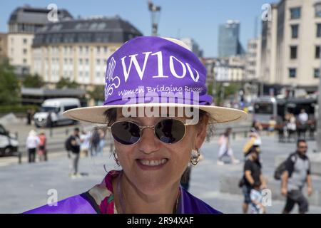 Bruxelles, Belgique. 24th juin 2023. L'illustration montre une action des femmes dans les rues vêtues de violet, exigeant l'égalité des droits des femmes le samedi 24 juin 2023. BELGA PHOTO NICOLAS MATERLINCK crédit: Belga News Agency/Alay Live News Banque D'Images