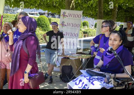 Bruxelles, Belgique. 24th juin 2023. L'illustration montre une action des femmes dans les rues vêtues de violet, exigeant l'égalité des droits des femmes le samedi 24 juin 2023. BELGA PHOTO NICOLAS MATERLINCK crédit: Belga News Agency/Alay Live News Banque D'Images