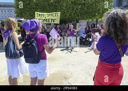 Bruxelles, Belgique. 24th juin 2023. L'illustration montre une action des femmes dans les rues vêtues de violet, exigeant l'égalité des droits des femmes le samedi 24 juin 2023. BELGA PHOTO NICOLAS MATERLINCK crédit: Belga News Agency/Alay Live News Banque D'Images