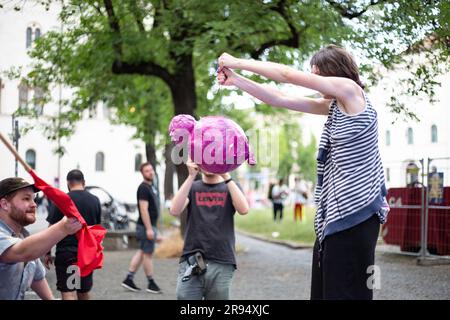 Munich, Allemagne. 22nd juin 2023. Environ 130 personnes se sont jointes à une manifestation de solidarité avec un militant anti-IAA qui a été condamné à 9 mois de prison. L'itinéraire initial a été raccourci et la police a accompagné les activistes à la maison. (Photo par Alexander Pohl/Sipa USA) crédit: SIPA USA/Alay Live News Banque D'Images