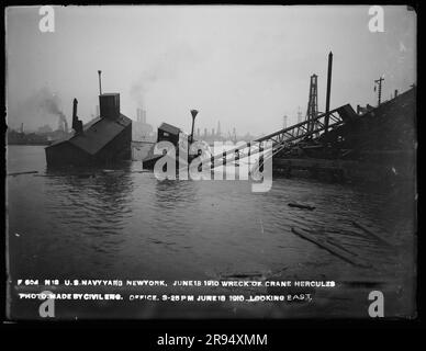 Wreck of Crane Hercules, photo réalisée par le Bureau du génie civil, vers l'est. Négatifs en plaques de verre de la construction et de la réparation de bâtiments, d'installations et de navires au New York Navy Yard. Banque D'Images