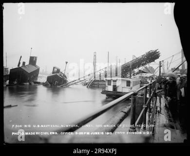 Wreck of Crane Hercules, photo faite par le Bureau du génie civil, de Baisson Dry Dock 1. Négatifs en plaques de verre de la construction et de la réparation de bâtiments, d'installations et de navires au New York Navy Yard. Banque D'Images