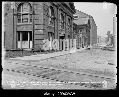 Progrès mensuel photo, trottoir Nord-est Bâtiment 41, regarder Nord-Ouest, Yard Labour. Négatifs en plaques de verre de la construction et de la réparation de bâtiments, d'installations et de navires au New York Navy Yard. Banque D'Images