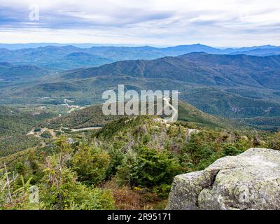 Vue panoramique sur la station la plus haute de la station de ski de Whiteface Mountain, près de Lake Placid, dans l'État de New York, aux États-Unis. Banque D'Images