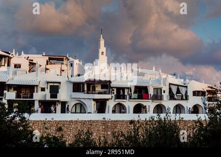 Village blanchi à blanc de Binibeca, île de Minorque, Espagne Banque D'Images