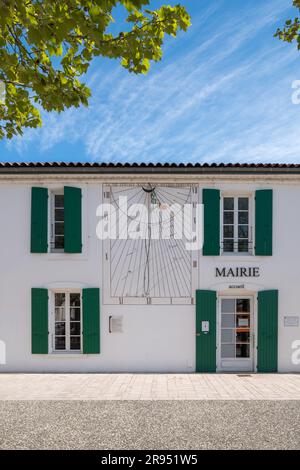 Saint-Pierre d'Oléron, France : la mairie, avec son cadran solaire datant de 1856 Banque D'Images