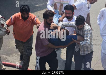 Srinagar, Inde. 24th juin 2023. Des personnes portent un homme blessé lors d'un incendie survenu à Srinagar, titre d'été du Cachemire administré par l'Inde sur 24 juin 2023. (Photo de Mubashir Hassan/Pacific Press) Credit: Pacific Press Media production Corp./Alay Live News Banque D'Images