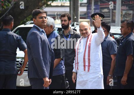 Srinagar, Inde. 24th juin 2023. Le ministre de l'intérieur indien Amit Shah arrive pour poser la pierre de fondation de 'Balidan Stambh' (Mémorial martyr) à Srinagar. Le 'Balidan Stambh' (Mémorial martyr) sera construit à la mémoire des forces de sécurité qui ont mis leur vie dans l'exercice de leurs fonctions. Shah est en visite de deux jours à Jammu-et-Cachemire. (Photo de Mubashir Hassan/Pacific Press) Credit: Pacific Press Media production Corp./Alay Live News Banque D'Images