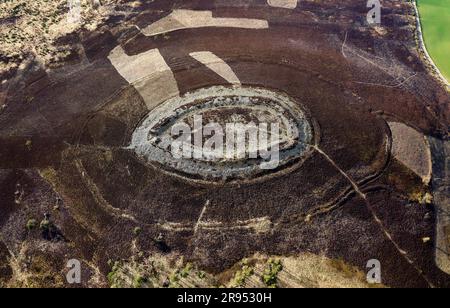 Blanc Caterthun. Mur de pierre sèche vitrifiée colline préhistorique peut-être Pictush sur le site d'occupation du Bronze ou de l'âge du fer. Antenne. N. à 2 heures Banque D'Images